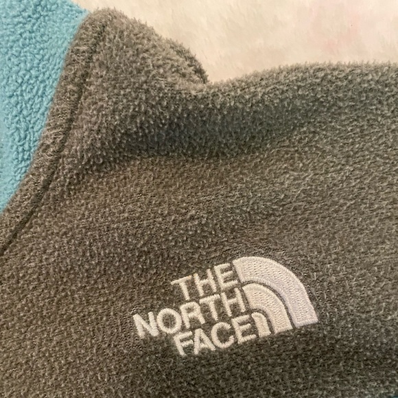 Girls North Face Fleece hooded jacket. Very good used condition. Size 5 (XXS) - Picture 8 of 11